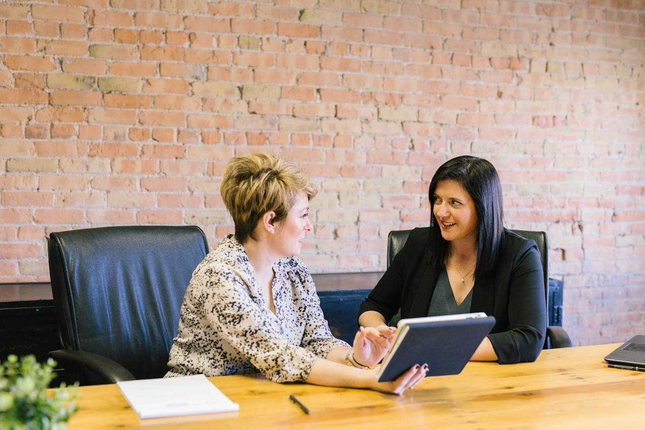 Consulenti al lavoro con un cliente